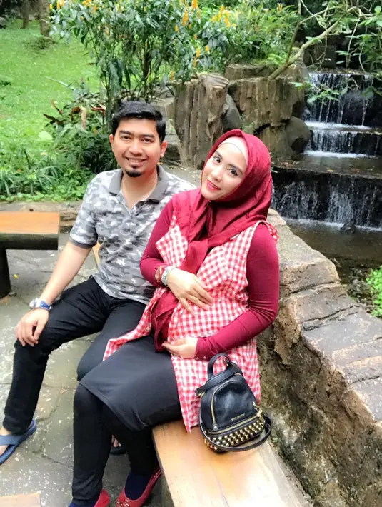 Pasangan ini telah memiliki seorang anak berjenis laki-laki. Kini keduanya kembali dikaruniai dua anak kembar berjenis kelamin laki-laki. Lahir dengan berat 2793 gr dan panjang 49 cm. Sedangkan yang satu 2483 gr dan 47 cm. (Instagram/apriljasmine85)