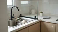 10 Ide Sekat Area Cuci Piring untuk Dapur Kecil, Auto Rapi dan Lega