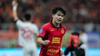 Pemain Persija Jakarta, Ryo Matsumura melakukan selebrasi setelah mencetak gol ke gawang Persis Solo pada laga lanjutan BRI Liga 1 2024/2025 di Jakarta International Stadium (JIS), Jakarta Utara, Sabtu (24/08/2024). (Bola.com/Bagaskara Lazuardi)
