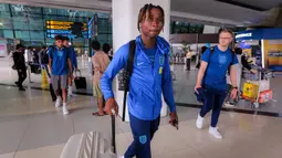 Pemain Timnas Inggris U-17, Joel Ndala dan rekannya saat tiba di Terminal 3 Bandara Soekarno Hatta, Tangerang, Banten menjelang Piala Dunia U-17 2023 pada Jumat (03/11/2023). (Bola.com/Bagaskara Lazuardi)