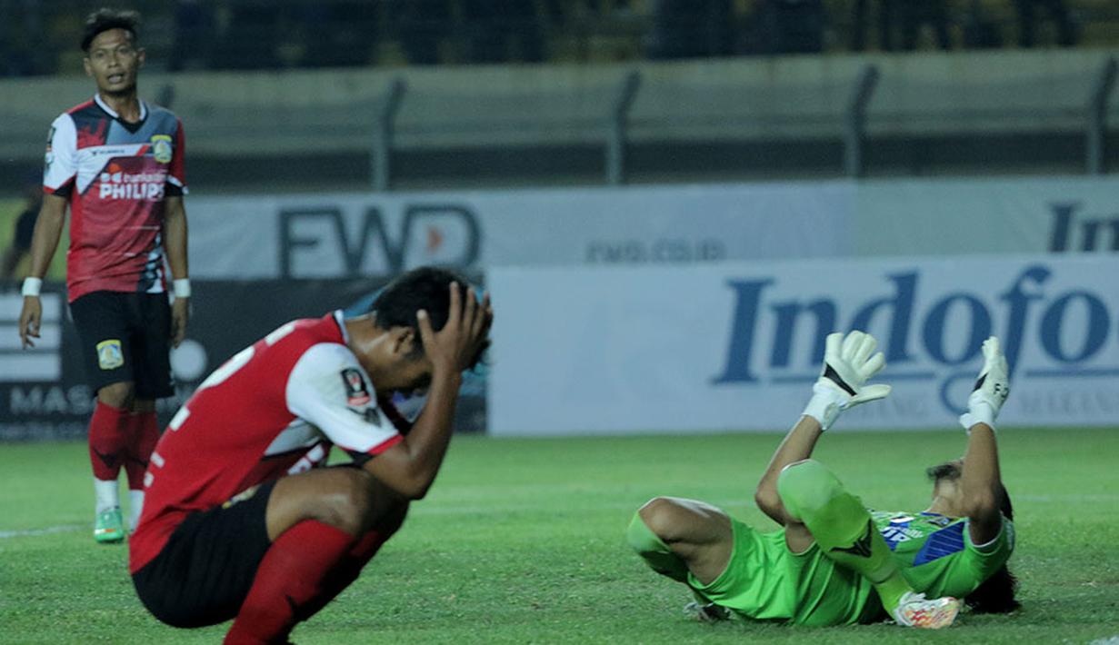 Ekspresi kesedihan pemain Persiba Balikpapan setelah kalah dari Persib dalam turnamen Piala Presiden 2015 di Stadion Si Jalak Harupat, Bandung. Rabu (2/9/2015). (Bola.com/Peksi Cahyo)