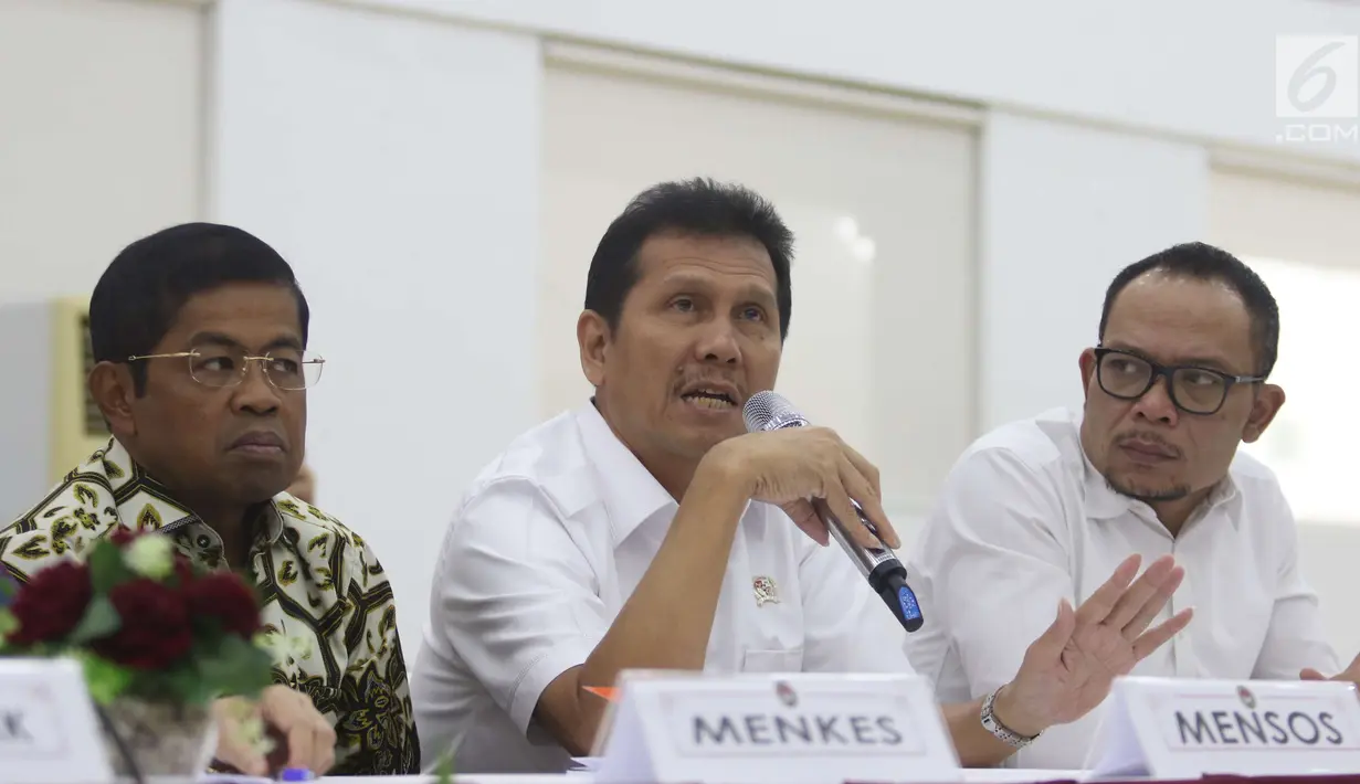 Menteri PAN-RB Asman Abnur menggelar jumpa pers terkait cuti bersama Lebaran 2018 di Kemenko PMK, Jakarta, Senin (7/5). Adapun cuti bersama dimulai pada 11 -14 Juni dan 18 - 20 Juni serta libur Lebaran 15, 16, 17 Juni 2018. (Liputan6.com/Angga Yuniar)
