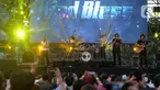Kelompok musik legendaris God Bless Ahmad Albar (tengah), Ian Antono (kanan) dan Donny Fattah (kiri) beraksi pada The 90's Festival di Jakarta, Sabtu (23/11/2019). Dalam penampilannya, God Bless membawakan sejumlah lagu hits seperti Semut Hitam, Panggung Sandiwara, dan Rumah Kita. (Liputan6.com/Herm
