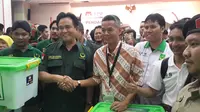 Ketua Umum PBB Yusril Ihza Mahendra menyerahkan berkas pendaftaran parpol di gedung KPU, Jakarta. (Liputan6.com/Putu Merta Surya Putra)