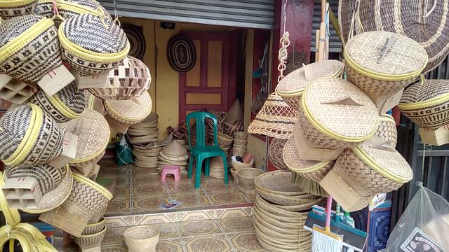 Menguji Eksistensi Kerajinan  Tangan Anyaman Bambu  Selaawi 