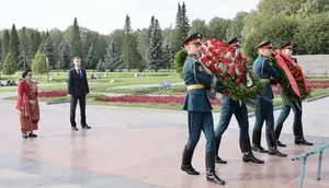 Presiden kelima RI Megawati Soekarnoputri berziarah ke pemakaman massa korban pengepungan Leningrad di St Petersburg, Rusia. (Foto: Dokumentasi PDIP).