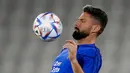 Pemain Prancis Olivier Giroud mengontrol bola saat sesi latihan di Stadion Jassim Bin Hamad, Doha, Qatar, 28 November 2022. Prancis akan melawan Tunisia di Piala Dunia pada 30 November 2022. (AP Photo/Christophe Ena)