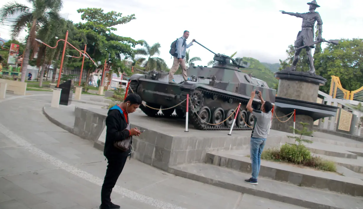 Monumen Nani Wartabone di nol kilometer Kota Gorontalo kini jadi tempat favorit bagi warga untuk ngabuburit. Adanya Alutsista TNI AD menambah keindahan sekitar monumen untuk dijadikan latar belakang berswafoto atau sekadar menghabiskan waktu menjelang buka puasa. (Liputan6.com/Arfandi Ibrahim)