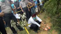 Polisi olah TKP penemuan mayat ibu dan balita di kebun sawit. (Dok: Polres Tebo/Liputan6.com/B Santoso)
