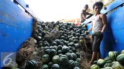 Pedagang saat menurunkan buah labu blewah dari atas mobil di Pasar Induk, Kramat Jati, Sabtu, (20/6/2015).  harga buah labu blewah dari Rp. 2.500 menjadi Rp. 4.000 per kg. (Liputan.com/Yoppy Renato)