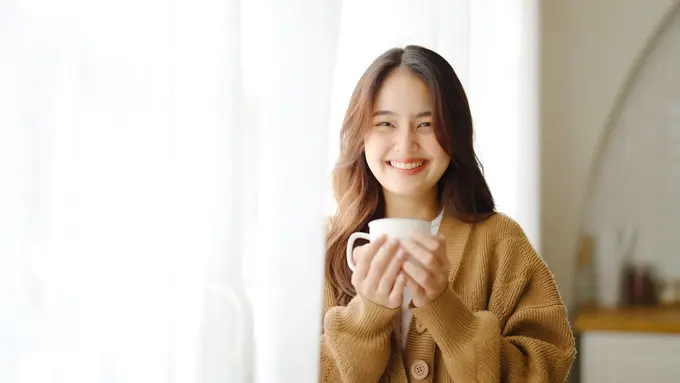 perempuan dan 16 juni tersenyum