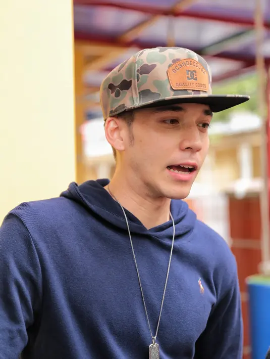 "Kalo diliat sih anak-anak di dalem sakit yah ada yang masih kecil paru-paru dan ada juga yang kejang-kejang gitu kan terus ada bayi yang di kepalanya... otaknya enggak berfungsi dan dia baru lima bulan," ujar Stefan William.  (Adrian Putra/Bintang.com)