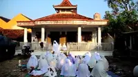 Ratusan warga dari Jemaah Assyahadatain Indramayu merayakan hari Idul Fitri hari ini Rabu (12/5/2021). (Liputan6.com/ Panji Prayitno)