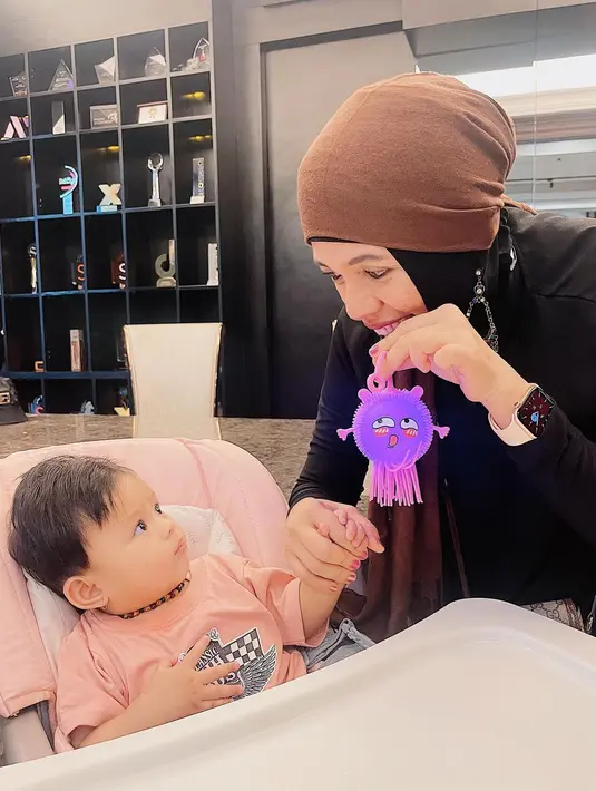 Lenggogeni Faruk dari keluarga Gen Halilintar saat bersama cucunya, Ameena Hanna Nur Atta, putri dari Atta Halilintar dan Aurel Hermansyah. (Instagram @genifaruk)
