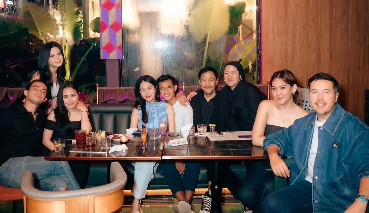 Acara yang sekaligus menjadi perayaan ulang tahun aktris Sari Nila ini mempertemukan berbagai selebriti, namun kehadiran Prilly dan Omara menjadi sorotan utama karena gaya fashion mereka yang serasi di tengah kabar kedekatan keduanya. [@omara.esteghlal ].