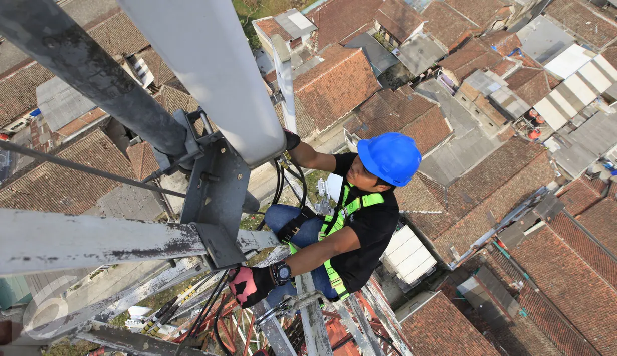 Teknisi XL melakukan perawatan perangkat BTS 4G di atas menara di kawasan Lembang, Bandung, (2/11/2015). XL sudah melayani pelanggan 4G LTE secara komersial di seputar Ibu Kota Jawa Barat dengan layanan internet super cepat. (Liputan6.com/Yudha Gunawan)