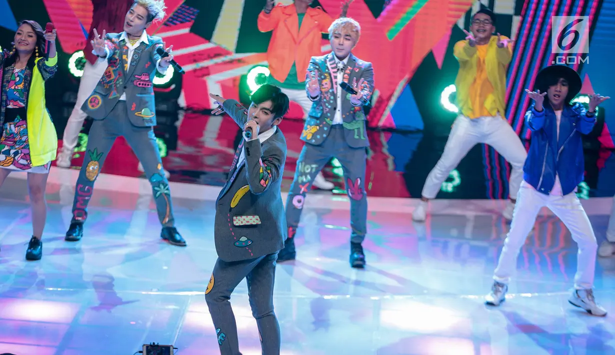 Aksi boyband Korea, GTI saat berkolaborasi dengan pedangdut Siti Badriah dalam acara Indonesian Dangdut Awards 2018 di Studio 5 Indosiar, Jakarta, Jumat (12/10). Mereka membawakan lagu Lagi Syantik. (Liputan6.com/Faizal Fanani)