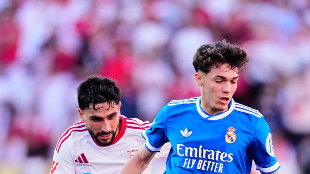 Thiago Pitarch dikawal Neal Maupay di laga Sevilla vs Real Madrid di pekan ke-37 Liga Spanyol 2025/2026 di Ramons Sanchez Pizjuan, Senin, 18 Mei 2026 dini hari WIB.