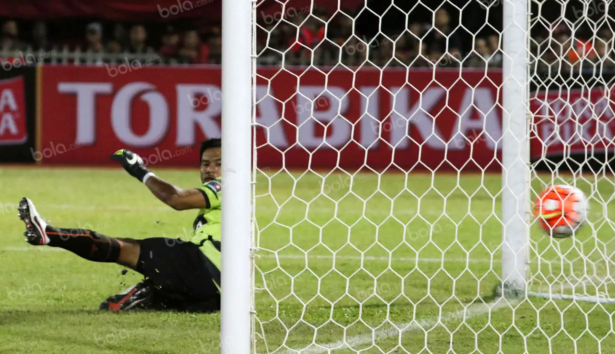 Gawang kiper Persija, Andritany Ardhiyasa, kebobolan oleh penalti striker Persipura, James Koko Lomell, pada laga Torabika Soccer Championship 2016 di Stadion Mandala, Jayapura, Jumat (29/4/2016). (Bola.com/Nicklas Hanoatubun)
