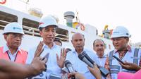 Presiden Joko Widodo di dampingi Menteri Perhubungan Budi Karya Sumadi, Gubernur NTT Viktor Laiskodat, Wali Kota Kupang Jefri Riwu Kore, dan Direktur Utama Pelindo III Doso Agung.