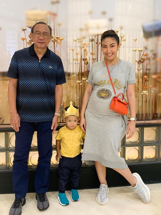 6 Potret Kedekatan Ayu Dewi dan Ayahnya yang Jarang Terekspos