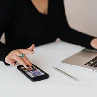 Meskipun sering dianggap sebagai cara untuk menyelesaikan lebih banyak pekerjaan, faktanya multitasking dapat memiliki dampak negatif pada daya ingat. [pexels/karolina grabowska].