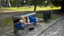 Seorang pria beristirahat di bangku taman di Buenos Aires, Argentina, Rabu, 2 Agustus 2023. Ibu kota Argentina memecahkan rekor awal Agustus terpanas dalam 117 tahun terakhir. (AP Photo/Natacha Pisarenko)
