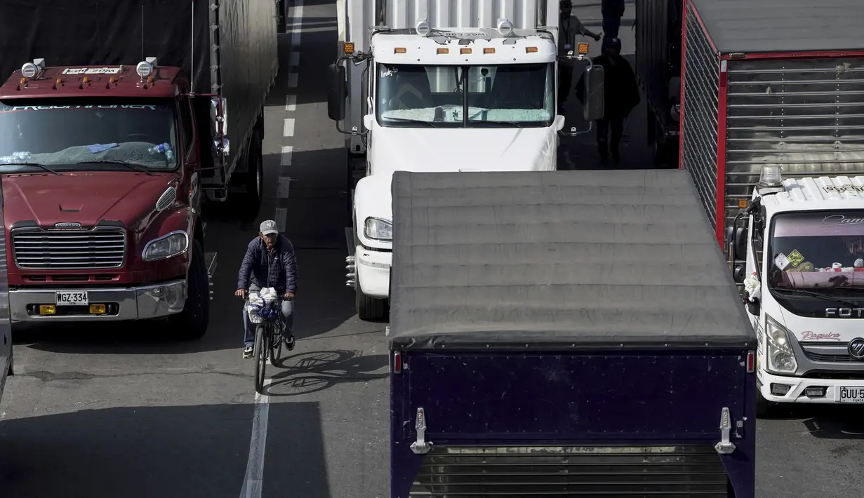 Protes para pengemudi truk di Kolombia, yang kini memasuki hari ketiga, telah melumpuhkan ibukota negara tersebut, Bogota. (AP Photo/Ivan Valencia)