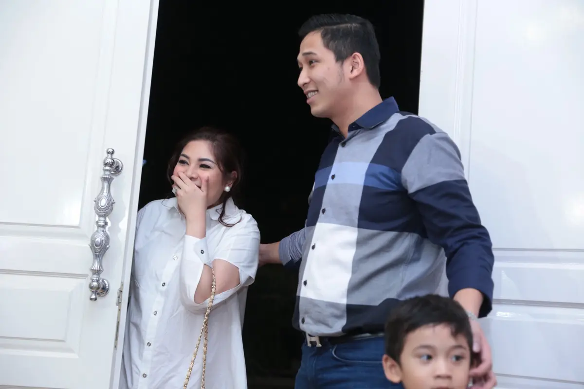 [Bintang] Nindy Ayunda Ultah Perkawinan
