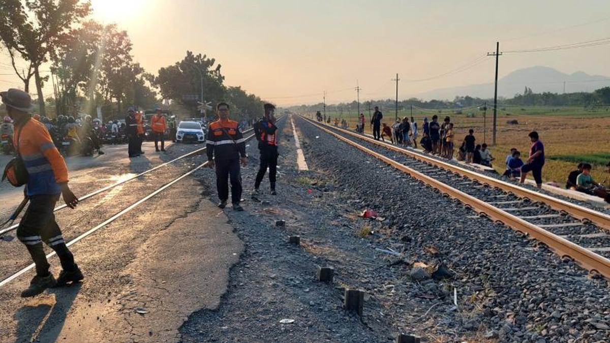 Imbas Kecelakaan KA Logawa dengan Truk di Nganjuk