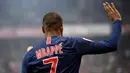 Striker PSG, Kylian Mbappe, menyapa suporter usai melawan Reims pada laga Liga Prancis di Stadion Auguste Delaune, Reims, Jumat (24/5). Mbappe dinobatkan jadi pemain terbaik Liga Prancis. (AFP/Franck Fife)