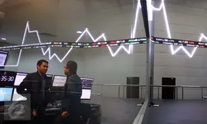 Pekerja berbincang di dekat layar indeks saham gabungan di BEI, Jakarta, Selasa (4/4). Pada pemukaan indeks harga saham gabungan (IHSG) hari ini naik tipis 0,09% atau 4,88 poin ke level 5.611,66. (Liputan6.com/Angga Yuniar)