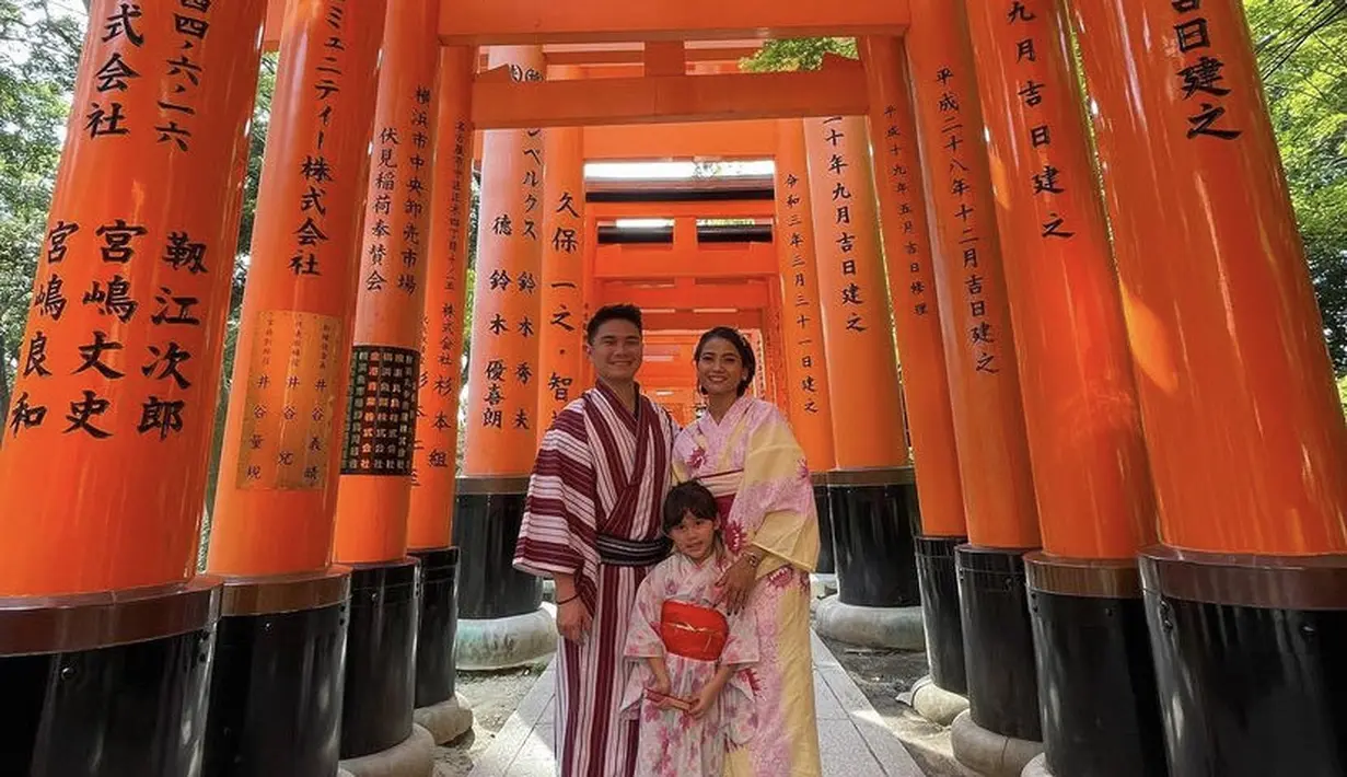 Sambil mengenakan kimono, ketiganya berfoto di tempat ikonik Jepang Higashiyama World, Kyoto. (@septriasaacha)