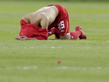 Gelandang Persija Jakarta, Riko Simanjuntak, tertunduk lesu usai dikalahkan Ceres-Negros pada laga Piala AFC 2019 di SUGBK, Jakarta, Selasa (23/4). Persija takluk 2-3 dari Ceres-Negros. (Bola.com/M Iqbal Ichsan)