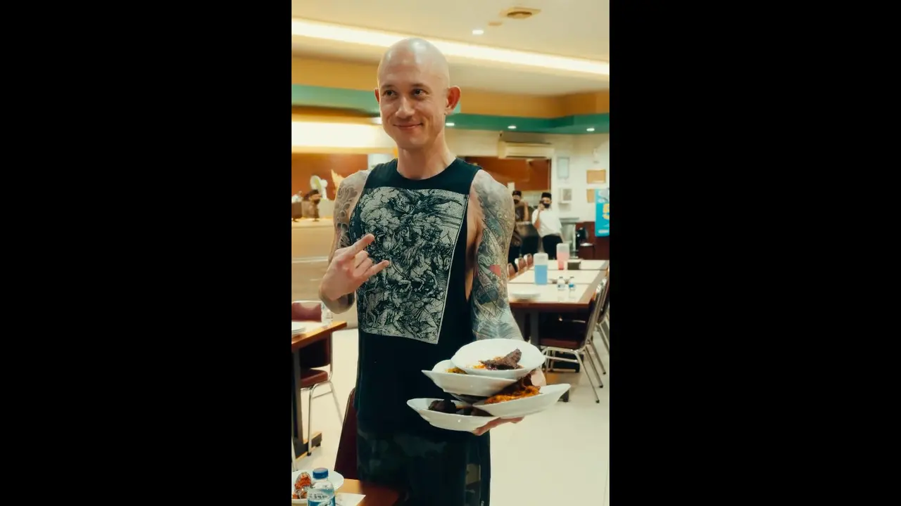 Matt Heafy Vokalis Trivium Belajar Hidangkan Makanan Ala Restoran Padang Sebelum Tampil di Hammersonic 2023