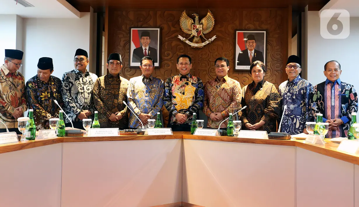 Ketua MPR Bambang Soesatyo (tengah) dan sembilan Wakil Ketua MPR berfoto bersama sebelum rapat perdana pimpinan MPR periode 2019-2024 di Kompleks Parlemen Senayan, Jakarta, Rabu (9/10/2019). Rapat membahas pembagian tugas hingga rencana pelantikan Jokowi-Ma'ruf Amin. (Liputan6.com/Johan Tallo)