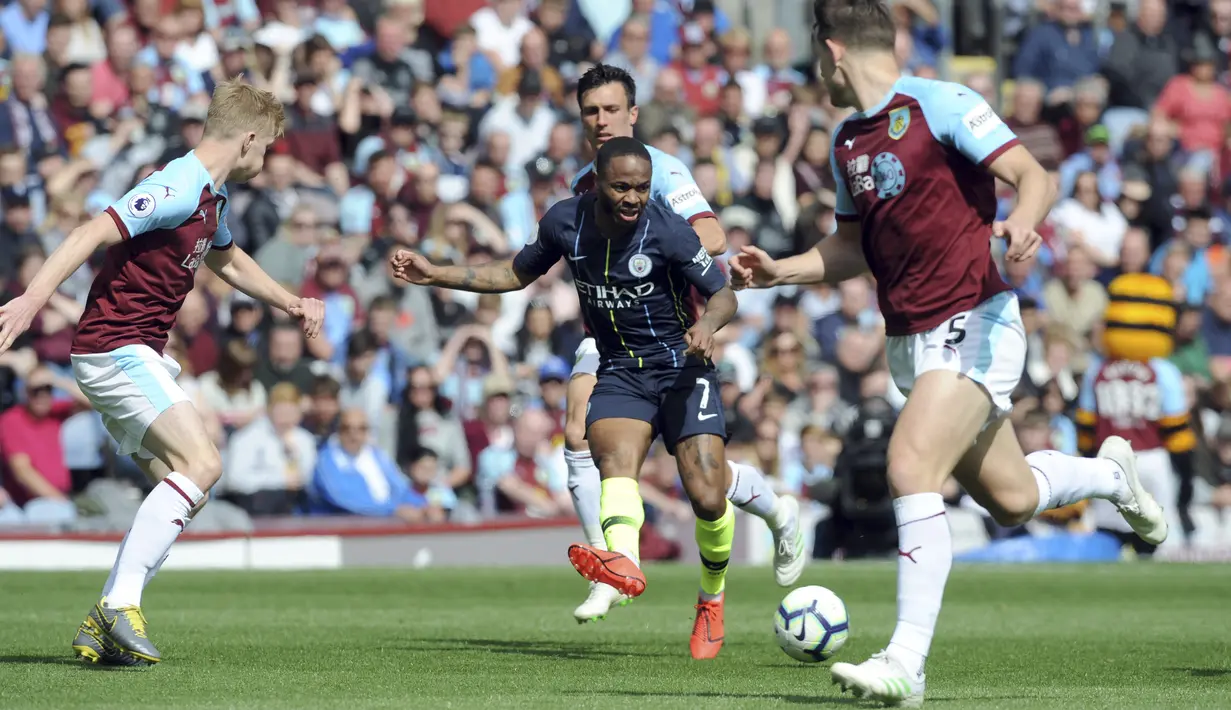 Striker Manchester City, Raheem Sterling, menendang bola saat melawan Burnley pada laga Premier League di Stadion Turf Moor, Minggu (28/4). Manchester City menang 1-0 atas Burnley. (AP/Rui Vieira)