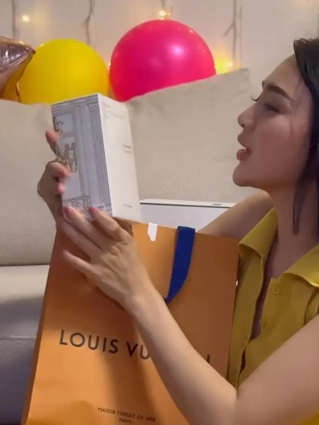 Potret Wika Salim saat membuka kado (Sumber: Instagram/wikasalim)