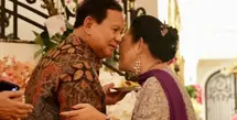 Menteri Pertahanan sekaligus calon presiden terpilih, Prabowo Subianto, membagikan momen merayakan ulang tahun Titiek Soeharto secara romantis di media sosialnya. [@prabowo]
