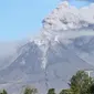 Gunung Sinabung mengeluarkan erupsi asap tebal ke udara di Karo, Sumatera Utara, Minggu, (23/8/2020). Untuk kesekian kalinnya Gunung Sinabung kembali erupsi dengan menyemburkan abu vulkanis ke udara hingga radius 2 kilometer. (Muhammad Zulfan Dalimunthe / AFP)