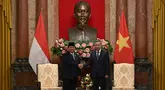 Menteri Pertahanan Republik Indonesia sekaligus presiden terpilih 2024-2029, Prabowo Subianto (kiri) berjabat tangan dengan Presiden Vietnam, To Lam dalam pertemuan mereka di Istana Kepresidenan, Hanoi pada 13 September 2024. (Nhac NGUYEN/AFP)