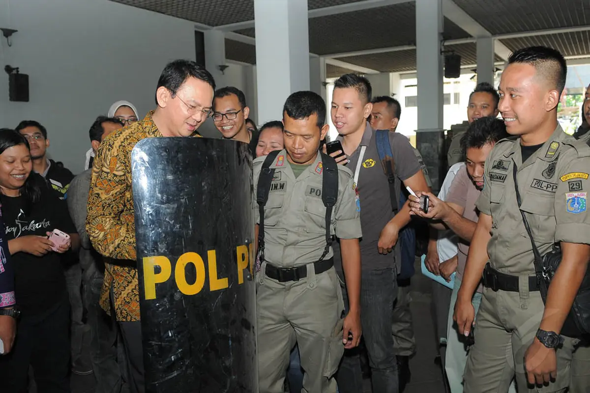 Ahok Jajal Peralatan Satpol PP