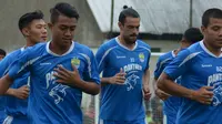 Gelandang asal Brasil, Alex Willian Costa (nomor 10), mengikuti seleksi di Persib Bandung selama sepekan. (Bola.com/Erwin Snaz)