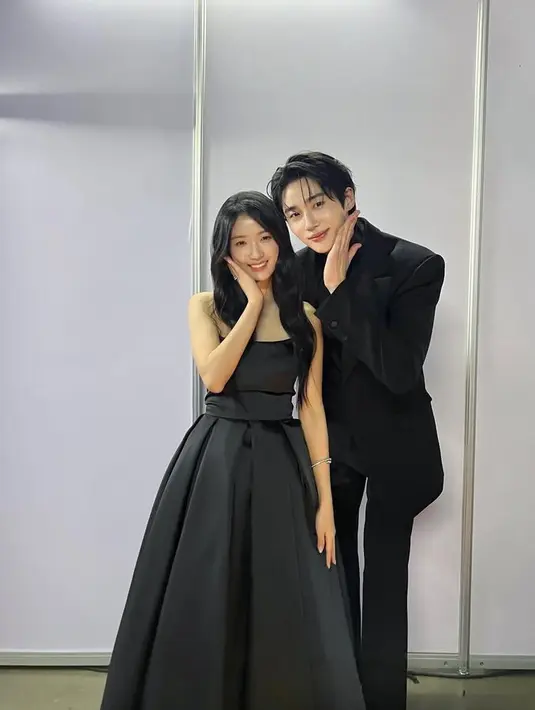 <p>Asia Artist Awards kembali mempertemukan para pemain Lovely Runner, Byeon Woo Seok dan Kim Hye Yoo yang mengobati rasa rindu para penggemarnya. Di ajang tersebut keduanya kompak mengenakan pakaian hitam. [@byeonwooseok]</p>