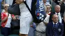 Tatapan Stan Wawrinka saat meninggalkan lapangan usai kalah dari Daniil Medvedev di Wimbledon Tennis Championships 2017, London, (3/7/2017). Stan kalah 4-6, 6-3, 4-6, 1-6. (AP/Kirsty Wigglesworth)