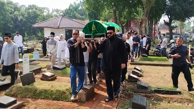 Pemakaman ibunda Kikan Cokelat (Liputan6.com - M Altaf Jauhar)