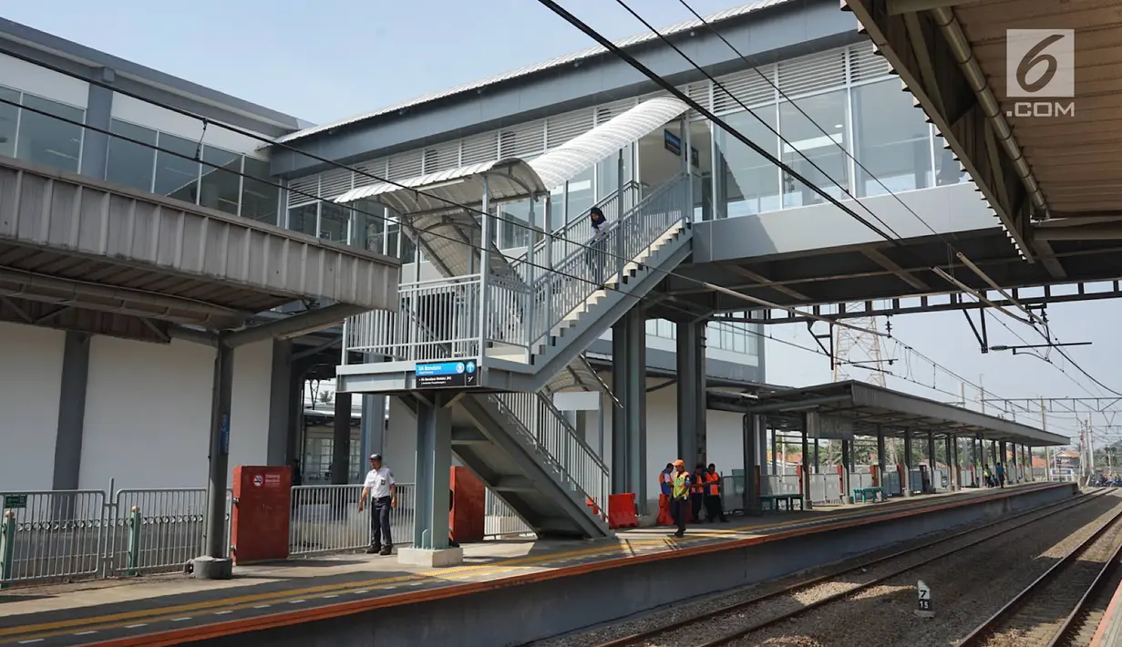Suasana sekitar jembatan penghubung atau Skybridge Stasiun Batu Ceper, Tangerang, Banten, Kamis (18/7/2019). Skybridge Stasiun Batu Ceper menghubungkan peron 1 dan 2 (KA Bandara) menuju peron 3 dan 4 (KRL Commuterline). (Liputan6.com/Immanuel Antonius)