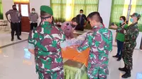 Foto : Anggota TNI dan Polri di Kabupaten Sikka, NTT saat mengikuti pelatihan penanganan jenazah covid-19 (Liputan6.com/John/Ola)
