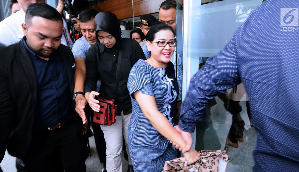 Terdakwa kasus pemberian keterangan palsu di sidang e-KTP, Miryam S Haryani (tengah) keluar dari Pengadilan Tipikor Jakarta usai menjalani sidang putusan, Senin (13/11). Miryam divonis lima tahun penjara. (Liputan6.com/Helmi Fithriansyah)