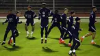 Para pemain timnas Prancis ambil bagian dalam sesi latihan di Clairefontaine-en-Yvelines, barat daya Paris, Selasa (10/11/2020). Prancis akan beruji coba melawan Finlandia di Stade de France pada Kamis (12/11/2020) dini hari WIB dalam pertandingan persahabatan internasional. (Yoan VALAT/POOL/AFP)